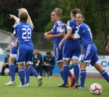 Im DFB-Pokalspiel gegen Zweitligist VfL Sindelfingen hatte Mirella Junker (Mitte) noch reichlich Grund, mit den Schott-Frauen Tore zu feiern. Es wird der vorerst einzige Pflichtspielauftritt der defensiven Mittelfeldspielerin für die Mainzerinnen bleiben; Junker ist zum VfL Wolfsburg gewechselt.  