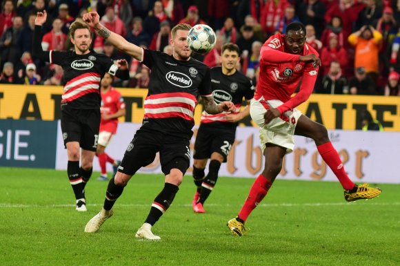 Ein Dreierpack der besonderen Art: Jean-Philippe Mateta (r.) gewann in der 56. Minute seinen ersten Zweikampf, bereitete das 1:0 vor und flog vom Platz.