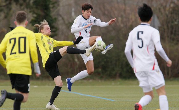 Besonders in der ersten Halbzeit zeigte sich der FC Basara (Mitte: Jihyeck Heo) dominant und hatte sich die Halbzeitführung allemal verdient.