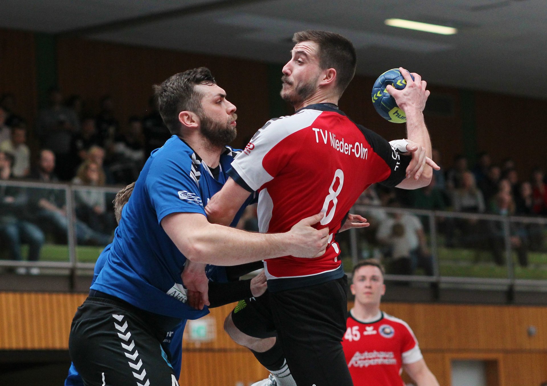 Die Sportfreunde hatten für das Schlüsselspiel in Sachen Titelverteidigung Ruheständler Philipp Becker (l., gegen Lars Klasmann) aktiviert. Im Angriff setzte Michael Gruß den Ex-Kapitän des Oberligateams am Kreis ein.