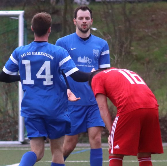 Dennis Weimer (hinten) hat gerade den Schlusspunkt unter den 4:2-Sieg der SG Harxheim/Gau-Bischofsheim bei Türkgücü Mainz (r.  Selman Yilmaz) gesetzt und bereitet sich auf den Glückwunsch durch Timo Johannsen vor.