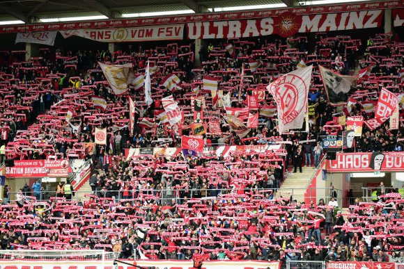 Keine Schal- und Fahnenwand der Fans in Köln: Das Bundesligaspiel des FSV Mainz 05 am Samstag muss vor leeren Rängen stattfinden.