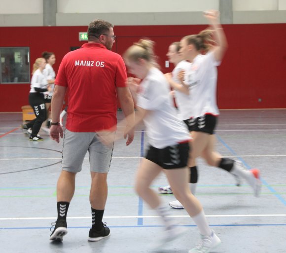 So schnell wird Trainer Thomas Zeitz seine Bundesliga-Handballerinnen des FSV Mainz 05 nicht mehr in der Halle begrüßen. Mindestens vier Punktspiele sind abgesetzt.