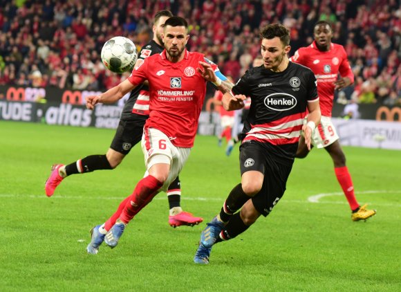 Das soll's noch nicht gewesen sein: Für 05-Kapitän Danny Latza, den Düsseldorfer Kaan Ayhan und die Bundesliga soll die Saison weitergehen.