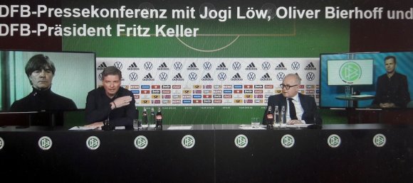 Die DFB-Presskonferenz fand via Skype statt, Joachim Löw und Oliver Bierhoff waren von zu Hause zugeschaltet.