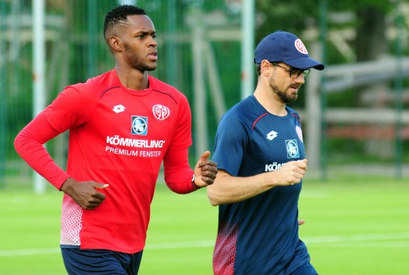 Achtung: Das ist KEIN aktuelles Foto. Es zeigt 05-Athletiktrainer Sven Herzog während des Traingslagers in Grassau im vorigen Juli mit Edimilson Fernandes. So viel Nähe ist derzeit nicht erlaubt. 