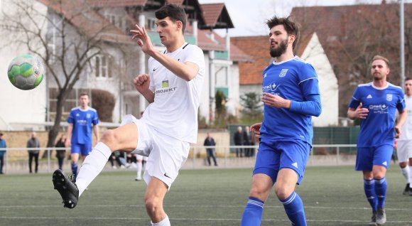 Das Derby zum Jahresauftakt zwischen dem VfB Bodenheim (l. Marius Wiechert) und der TSG Bretzenheim 46 (r. Paul Poseck) war wahrscheinlich fast schon der Schlusspunkt unter die Landesligasaison.