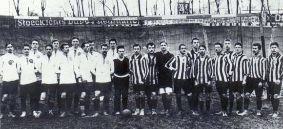 Auf einem der ältesten bekannten Fotos vom Mainzer Fußball präsentiert sich die Mannschaft des MFC Hassia 05 (rechts, in rot-weiß gestreiften Hemden und schwarzen Hosen) an Weihnachten 1909 gemeinsam mit dem elitären Ludwigshafener FC Pfalz – es war das erste Spiel der 05er, für das Eintrittskarten verkauft wurden.
