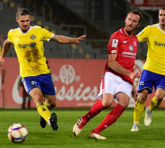 Ob Dominic Peitz (r.) noch einmal im Trikot  des FSV Mainz 05 zu sehen sein wird, ist noch unklar. Nach dem Saisonende, steht dagegen nunmehr fest, wird der 34-Jährige in anderer Funktion zu Holstein Kiel zurückkehren.