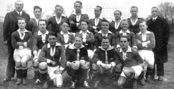Die 05er in der Saison 1931/32. Jakob Schneider ist in der mittleren Reihe der Dritte von links. Hinten links steht der ehemalige Vereinsvorsitzende Eugen Salomon in seiner Funktion als Spielausschussvorsitzender, hinten rechts der Trainer und spätere Kicker-Redakteur Julius Etz.