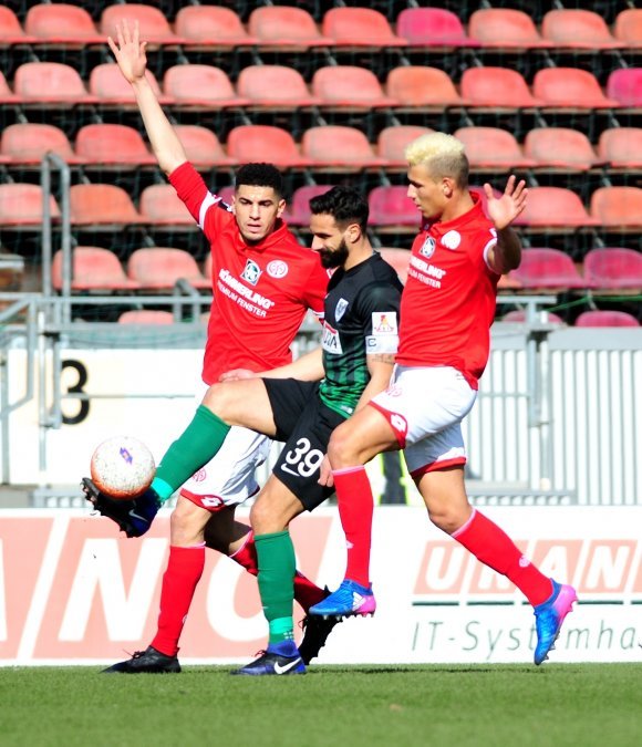Im Trikot von Preußen Münster kehrte Adriano Grimaldi (hier zwischen Leon Balogun und Heinz Mörschel) 2016 und 2017 zu Drittligaspielen an den Bruchweg zurück.
