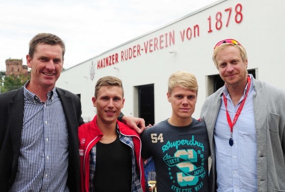 Fast schon historisch: MRV-Vorsitzender Martin Steffes-Mies (l.) mit Erfolgstrainer Robert Sens und den Weltklasse-Leichtgewichtsruderern Jason Osborne (2.v.r.) und Moritz Moos im September 2014.
