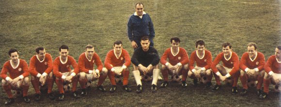 Trainer Heinz Baas mit der Mannschaft, die 1965/66 ins Viertelfinale des DFB-Pokals vorstieß.