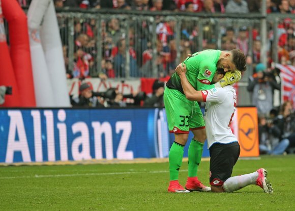 Gut gemacht: Torwart Jannik Huth und Giulio Donati gratulieren einander am 22. April zur Leistung und zum Punktgewinn beim 2:2 in München.