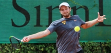 Dürfen die Tennisspieler (hier: Joel Rizzi vom TSC Mainz) demnächst wieder ihren Sport ausüben? Der Deutsche Tennis-Bund plädiert jedenfalls dafür.