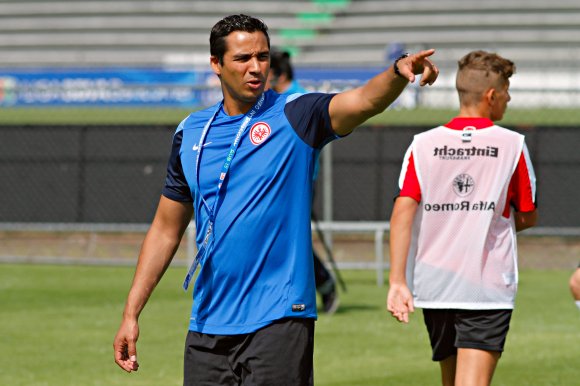 Die Trikotfarbe stimmt schon mal. Und wo jetzt noch der Adler sitzt, wird bald das Wappen des SV Gonsenheim zu sehen sein: Anouar Ddaou ist der künftige Trainer des Fußball-Oberligisten.