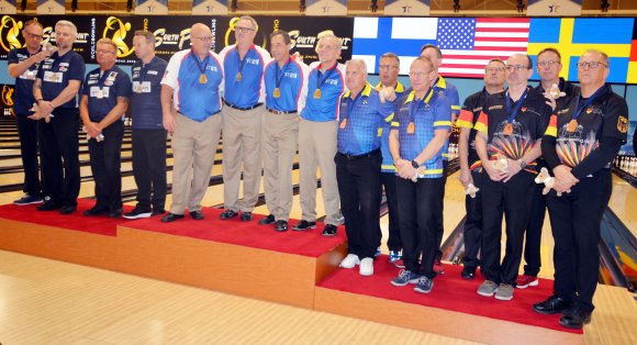 Zusammen mit Schweden ergatterten Uwe Tscharke (r.) und die deutsche Mannschaft in Las Vegas Bronze hinter Finnland (l.) und Weltmeister USA.