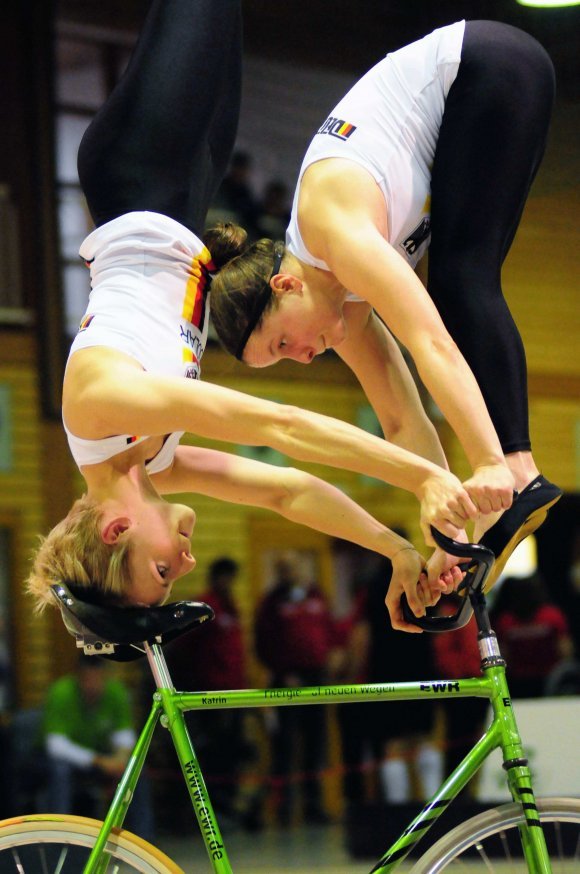 Und dann die Füße zum Himmel... Katrin Schultheis (l.) und Sandra Sprinkmeier feierten in ihrer Karriere unter anderem sechs Weltmeistertitel.