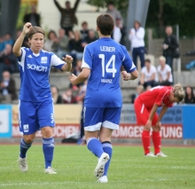 So wie hier Meike Weber (l.) und Annika Leber hatten die Schott-Frauen im Erstrundenspiel des DFB-Pokals gegen Zweitligist VfL Sindelfingen viel zu feiern. Gegen den Erstliga-Spitzenklub Bayern München dürfte das in der nächsten Runde deutlich schwerer werden. 