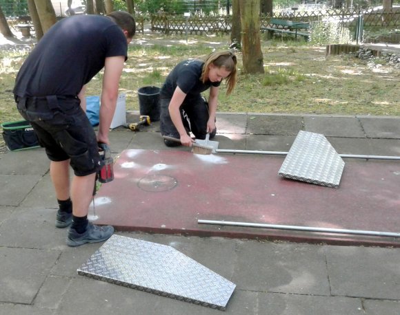 ...nachdem Handwerker eine Metallauflage angebracht haben.