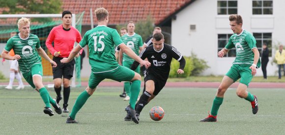 Am 8. September trennten sich Fontana Finthen (am Ball Joscha Marzi) und die SpVgg Ingelheim 2:2. Das Rückrundenspiel fiel dem ersten Wochenende der Coronapause zum Opfer. Sollte die Saison abgebrochen werden und die beiden Erstplatzierten aufsteigen dürfen, stünden die Kontrahenten einander das nächste Mal in der Landesliga gegenüber. 