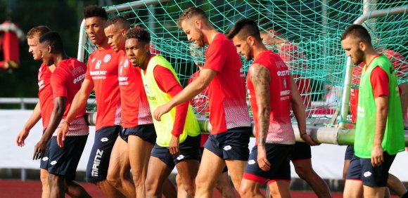 Tore schleppen gehört halt auch dazu, wenn der Trainingsbetrieb wieder im normalen Rahmen abläuft.