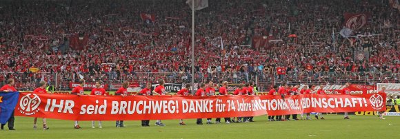 14. Mai 2011: Nach einem 2:1 gegen den FC St. Pauli verabschiedeten sich die 05er aus dem Bruchwegstadion...