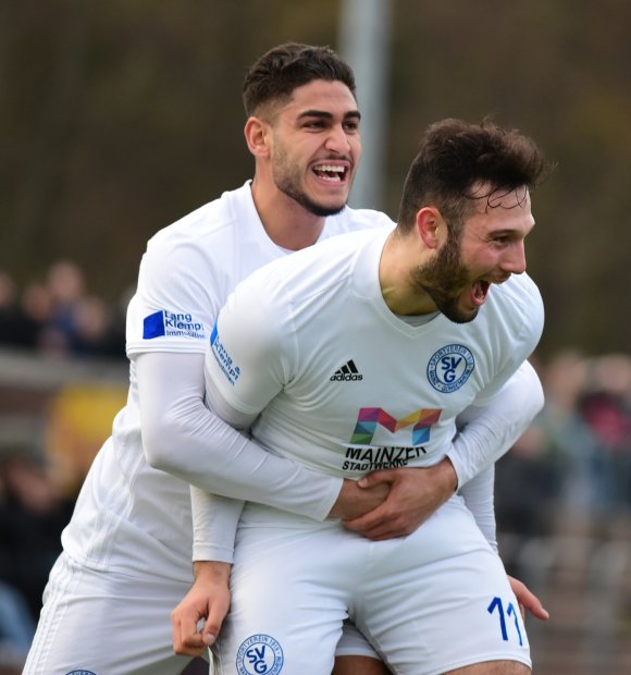 Beim SV Gonsenheim dürfen sie sich über die Wiederaufnahme des Trainingsbetriebs freuen. Aber bitte mit mindestens anderhalb Metern mehr Abstand als Khaled Abou Daya und Ibrahim Yilmaz bei diesem Torjubel demonstrieren.