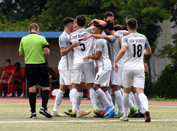 Auch wenn Signale noch keine Gewissheit sind: Vieles spricht dafür, dass die Fußballer des TSV Schott ihre Tore demnächst in der Regionalliga bejubeln dürfen. 