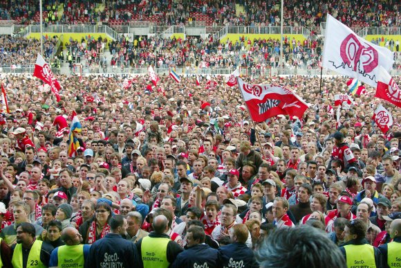 Tausende 05-Fans stürmten am 23. Mai 2004 auf den Platz...