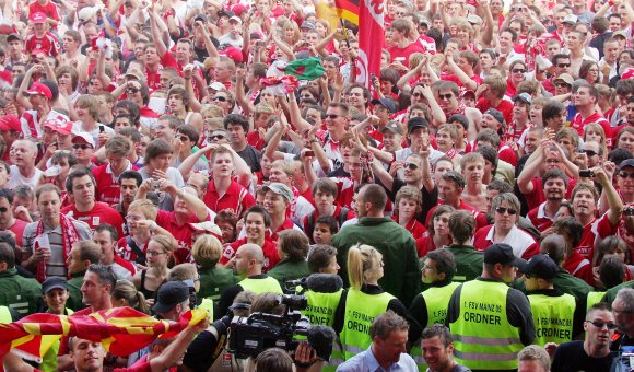 Vor der Haupttribüne war am 24. Mai 2009 viel Betrieb.