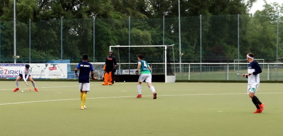 Passspiel zur Genüge, Zweikämpfe tabu: So sieht das Hockeytraining beim TSV Schott derzeit aus. 