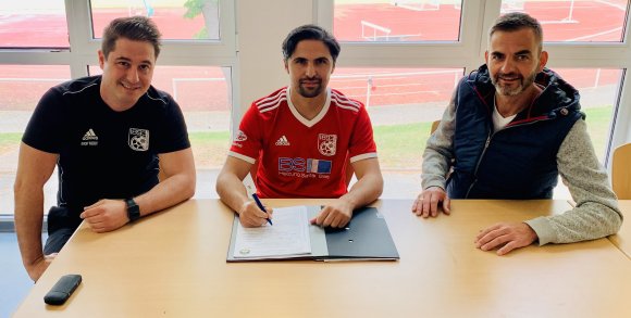 Schon im FSV-Trikot unterschrieb Yasin Kapucu (Mitte) in Gegenwart von Trainer Christian Lang (l.) und Geschäftsführer Christopher Loré seinen Spielerpassantrag.