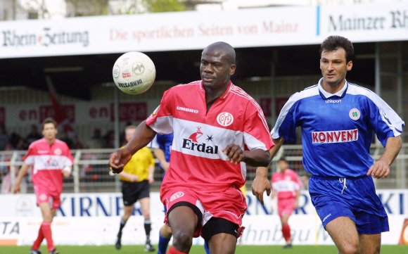 Ein Meister in der Disziplin, Bälle abzuschirmen: Blaise Nkufo.