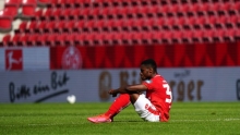 Frustriert saß Ridle Baku nach der 0:1-Niederlage auf dem Rasen. Obendrein hatte er eine überzogene Gelbe Karte gesehen, die ihn die Teilnahme am Spiel bei Eintracht Frankfurt kostet.