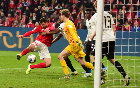Im Hinrundenspiel gegen die Eintracht traf Ádám Szalai in dieser Szene zum 2:1-Endstand.