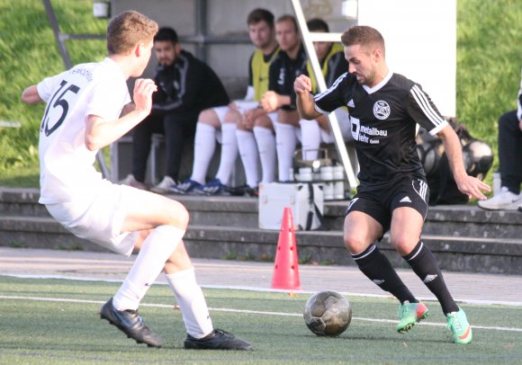 Im Oktober 2014 hatte Fontana Finthen (r. André Pinheiro, der den Klub jetzt verlässt) zuletzt den VfB Bodenheim (l. Malte Schmidt) zu einem Landesliga-Heimspiel zu Gast. 