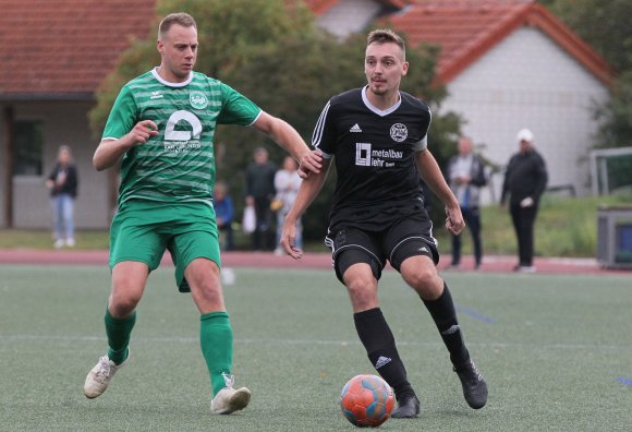 Zum Bezirksliga-Spitzenspiel zwischen der SpVgg Ingelheim (l. Florian Maaß) und Fontana Finthen (r. Sebastian Kühn) kam es in der Rückrunde nicht mehr. Dafür aber werden sich die beiden Mannschaften in der neuen Saison als Landesligisten wiedersehen.