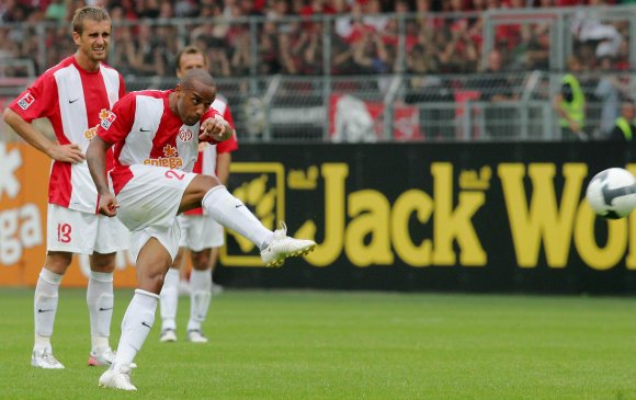 Mit diesem Freistoß erzielte Daniel Gunkel das 2:2 gegen Bayer Leverkusen im ersten 05-Spiel unter Thomas Tuchel.