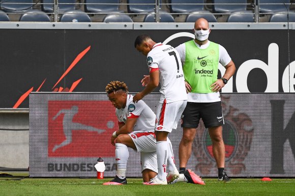 Kundes Kniefall zum Gedenken an George Floyd nach dem Treffer zum 2:0 in Frankfurt.