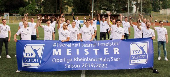 Wenigstens ein bisschen Aufstiegsgefühl gönnte Regionalliga-Rückkehrer TSV Schott sich am Dienstagabend auf dem Vereinsgelände.