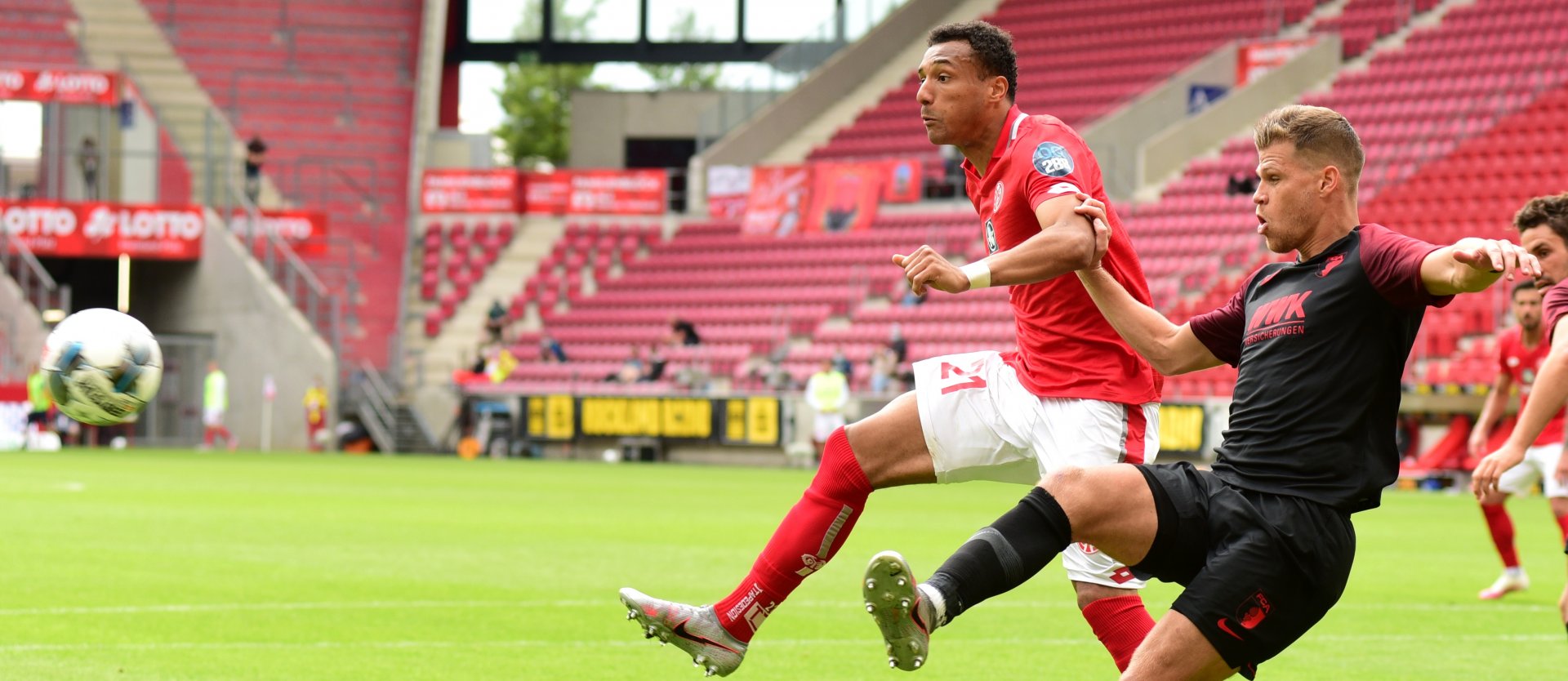 Der für Awoniyi eingewechselte Karim Onisiwo, hier gegen den Torschützen Florian Niederlechner, vergab kurz vor der Pause eine Ausgleichschance.