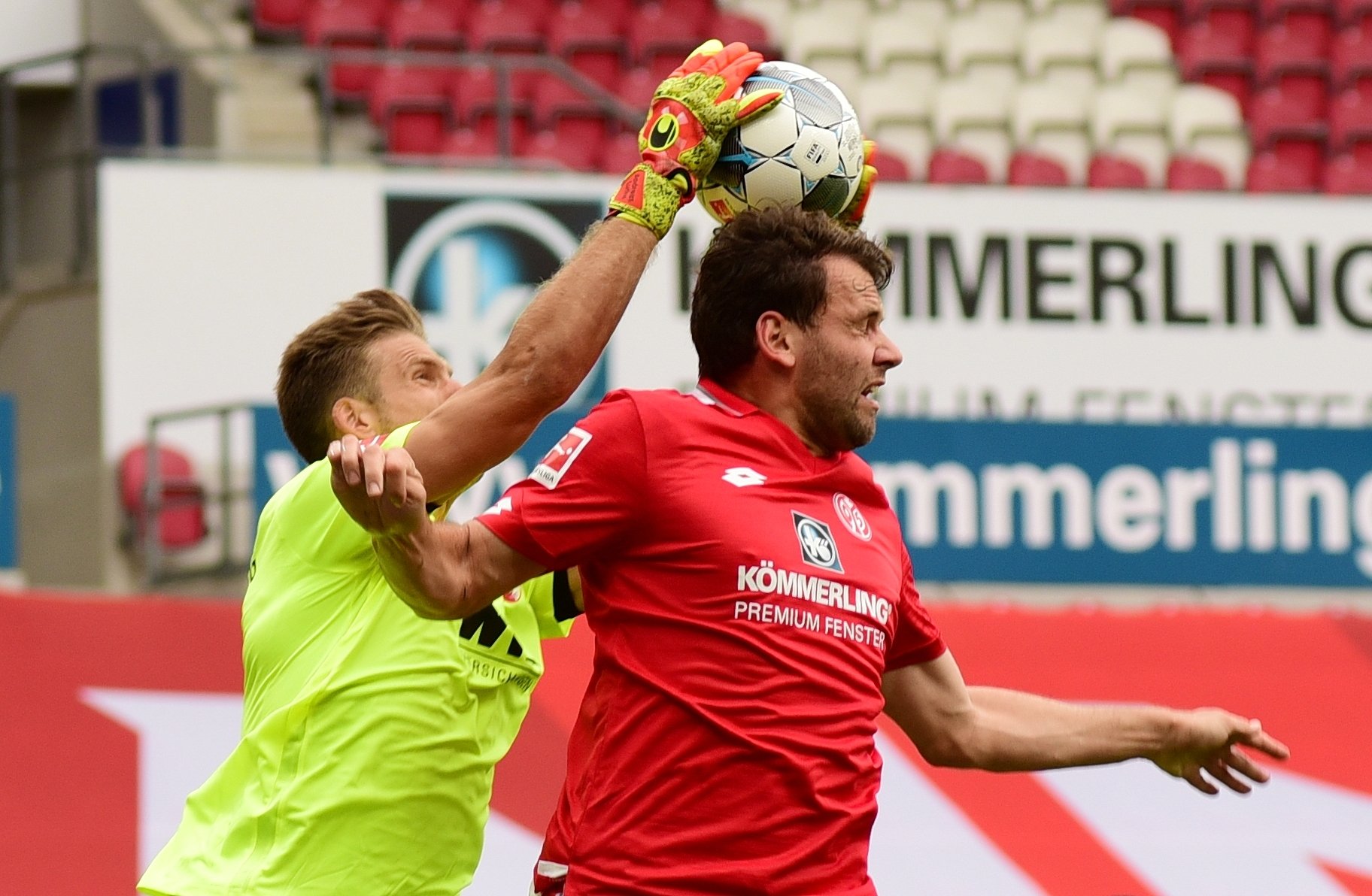 ...oder Ádám Szalai, hier in der letzten Szene des Spiels, in der sich FCA-Torwart Andreas Luthe den Ball griff.