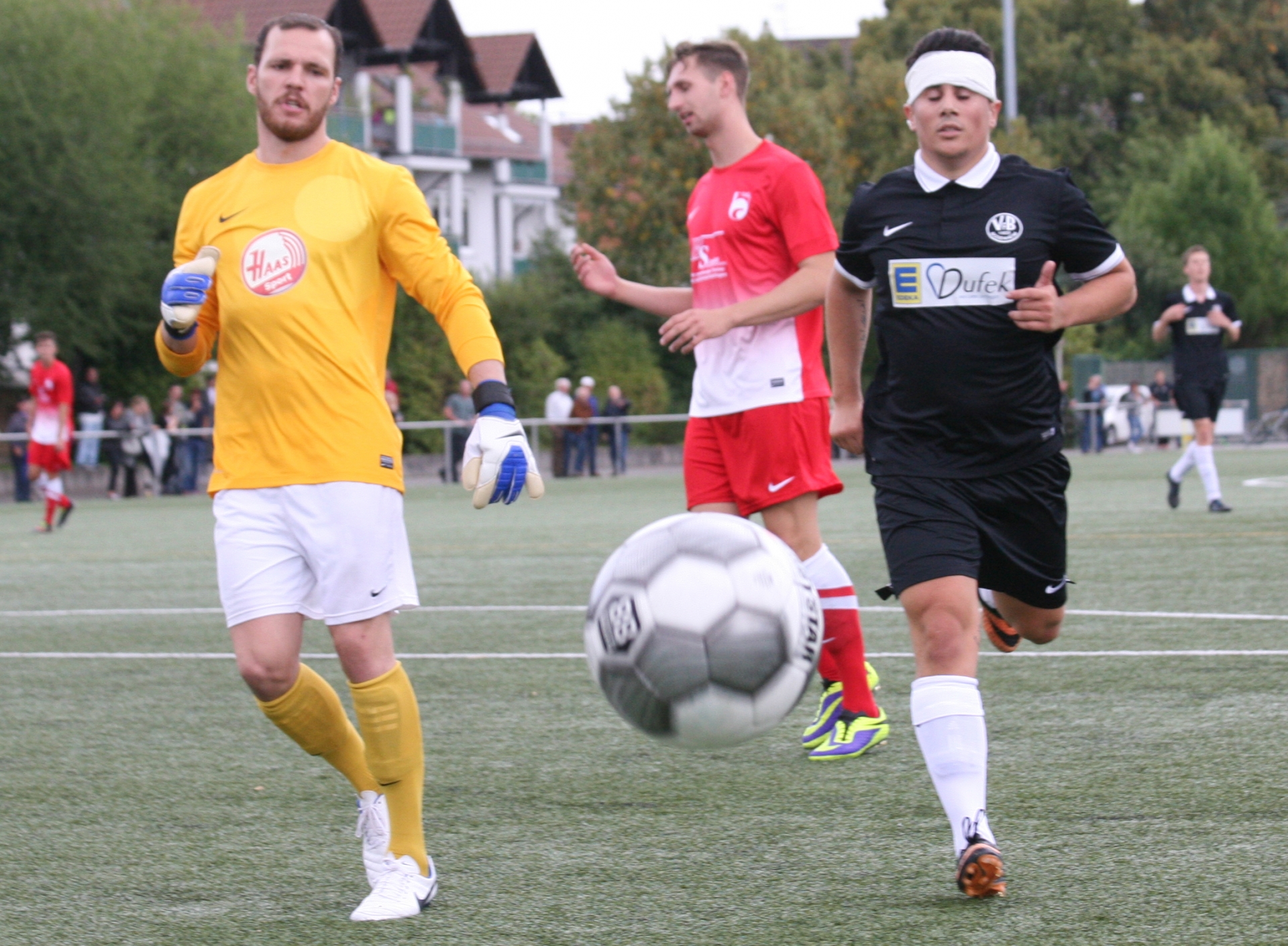 Ein Ball für die Kamera: Kevin Handrick (r.) konnte sich gegen Marcel Schwab (Mitte) nicht durchsetzen und muss mit einem Eckball vorliebnehmen. 