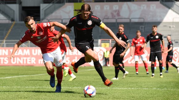 Nils Lihsek (l.) war noch keine neun Jahre alt, als er beim Nachwuchs des FSV Mainz 05 das Fußballspielen erlernte. Nach all den Jahren nimmt der Mittelfeldspieler wie sechs weitere Akteure der U23 nun Abschied von seinem Verein.