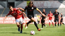 Nils Lihsek (l.) war noch keine neun Jahre alt, als er beim Nachwuchs des FSV Mainz 05 das Fußballspielen erlernte. Nach all den Jahren nimmt der Mittelfeldspieler wie sechs weitere Akteure der U23 nun Abschied von seinem Verein.