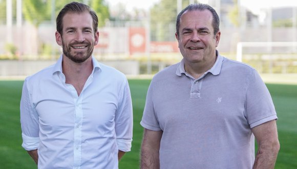 Unterzeichneten einen Vierjahresvertrag: Jan Siewert (l.) und Volker Kersting.