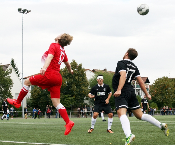 Über den Köpfen: Weder Steffen Jennerke (TSG, l.) noch Simon Riebel (r.) kamen an diesen Ball heran.