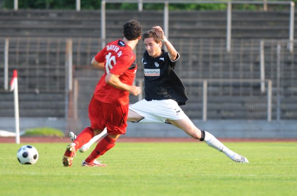 Am 9. Mai 2009 absolvierte der Noch-A-Jugendliche Konstantin Fring (r.) sein erstes Spiel in der U23 des FSV Mainz 05. Im Kölner Südstadion stand er gegen Bayer Leverkusen II in der ersten Halbzeit auf dem Feld.