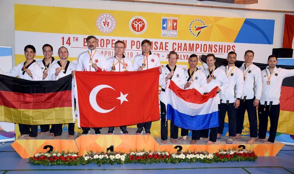Siegerehrung in Antalya: Quoc-Binh Duong (ganz links) mit der Silbermedaille.